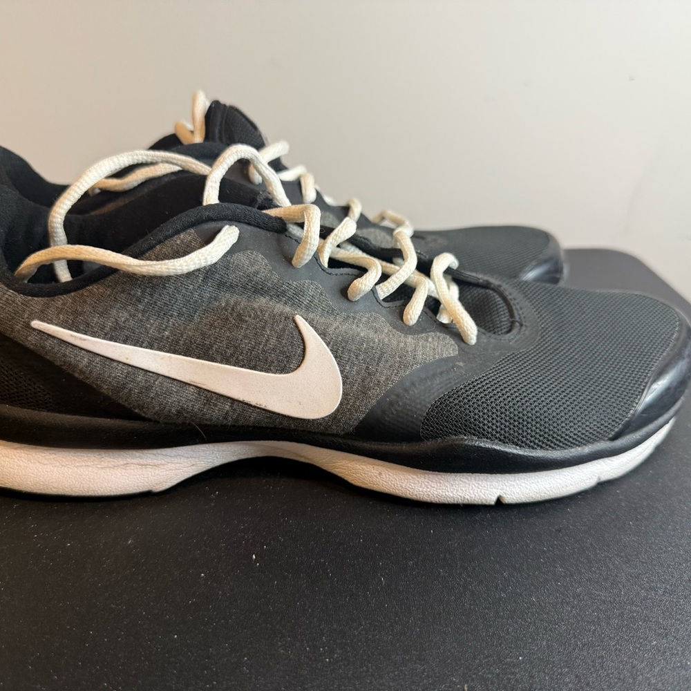 Nike women’s Black and White Athletic Sneakers